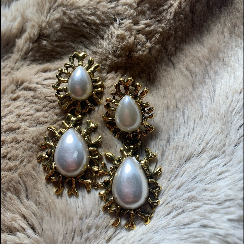 Faux pearl dangling earrings